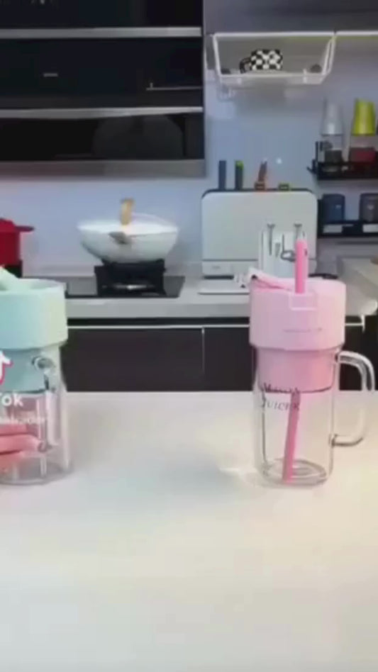 Mini portable juicer